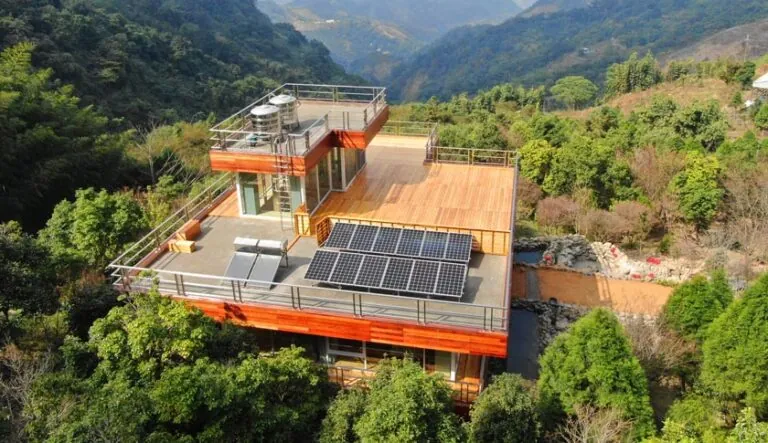 帶雪山木屋-住家屋頂太陽能板系統-成功案例-FU