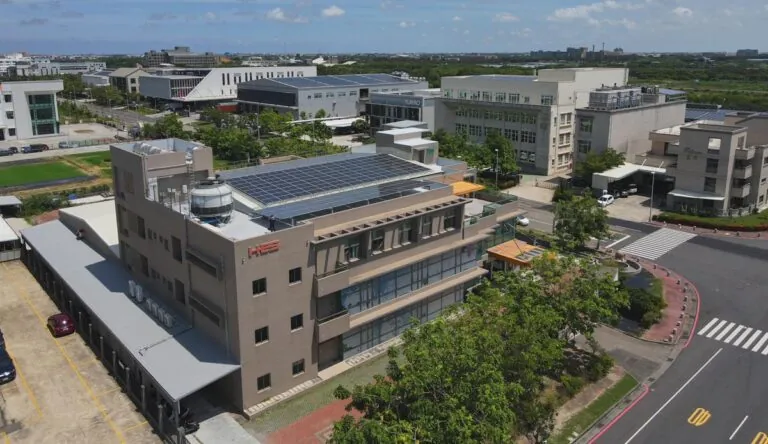 艾卡爾生技與茂鴻電力合作建置工廠屋頂太陽能板系統-fu