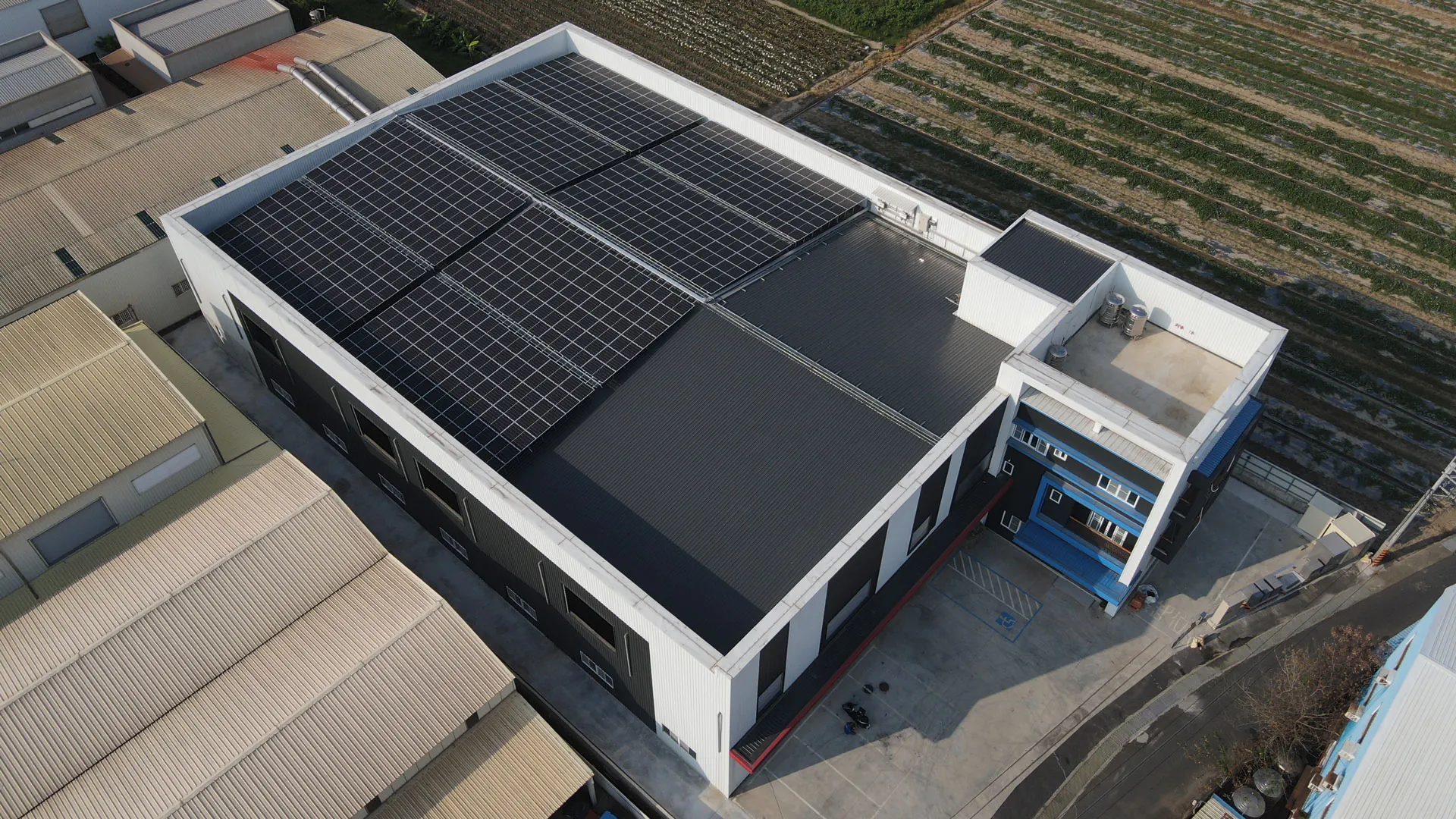 茂鴻電力工廠屋頂太陽能板系統-長孟塑膠-HE