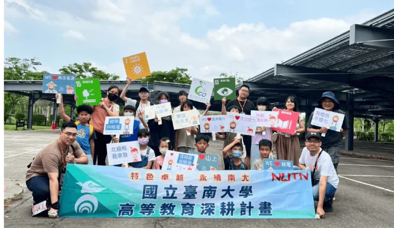 茂鴻電力&台南大學帶領山上國小解說太陽光電系統運作